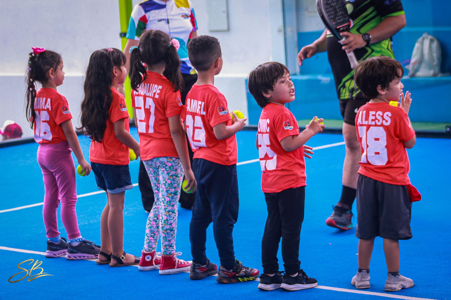 Grupo de niños disfrutando aventuras