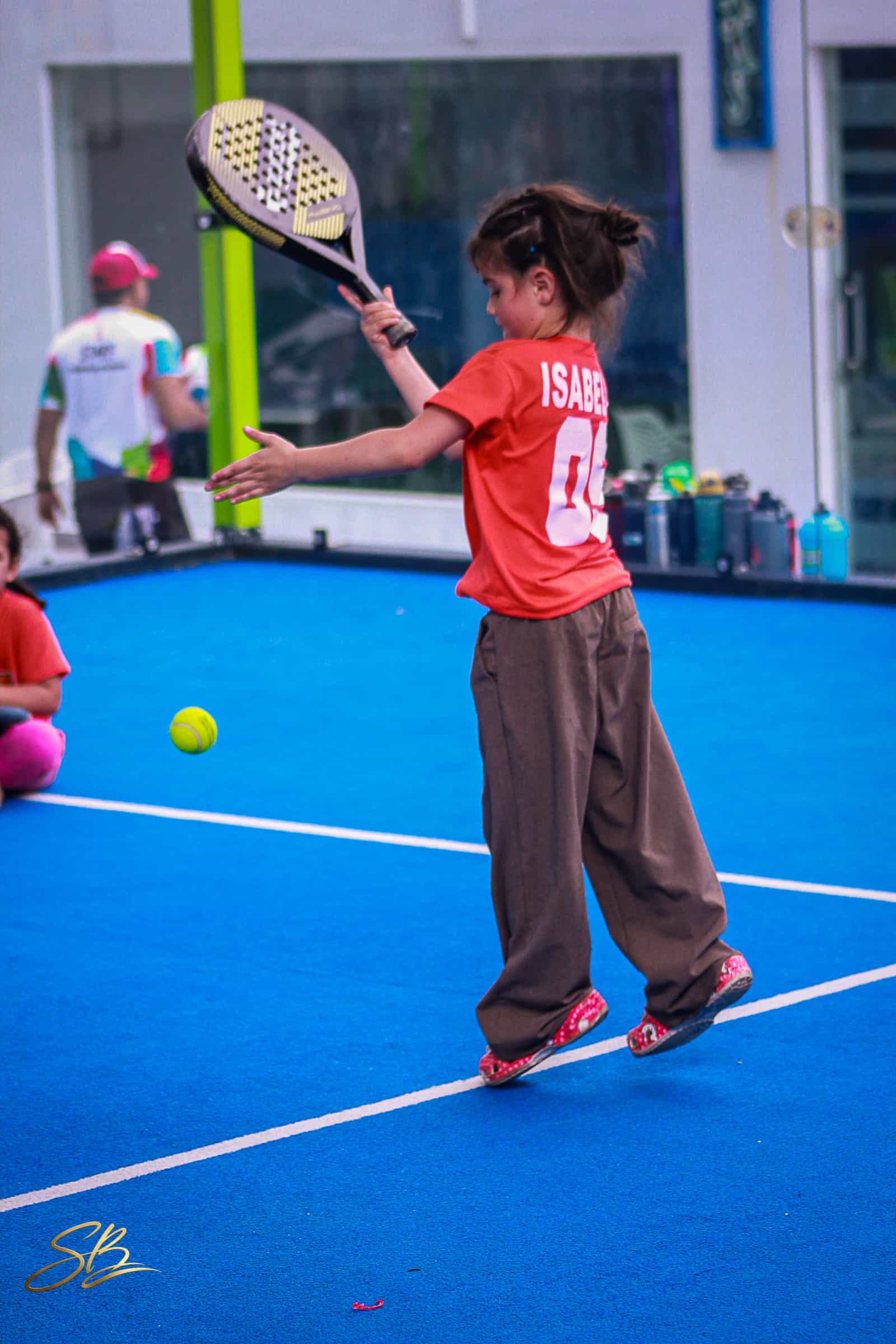 Niña disfrutando una actividad deportiva en un evento de Cappi Xtremo